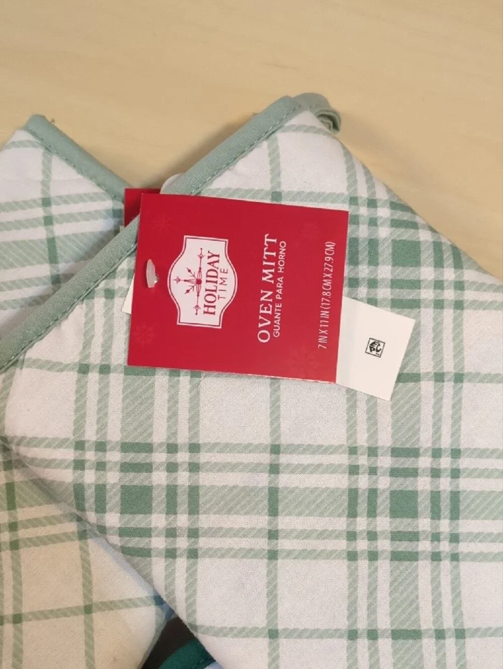 Holiday Time Mint Green and White Plaid Oven Mitts, Pot Holders & Towels